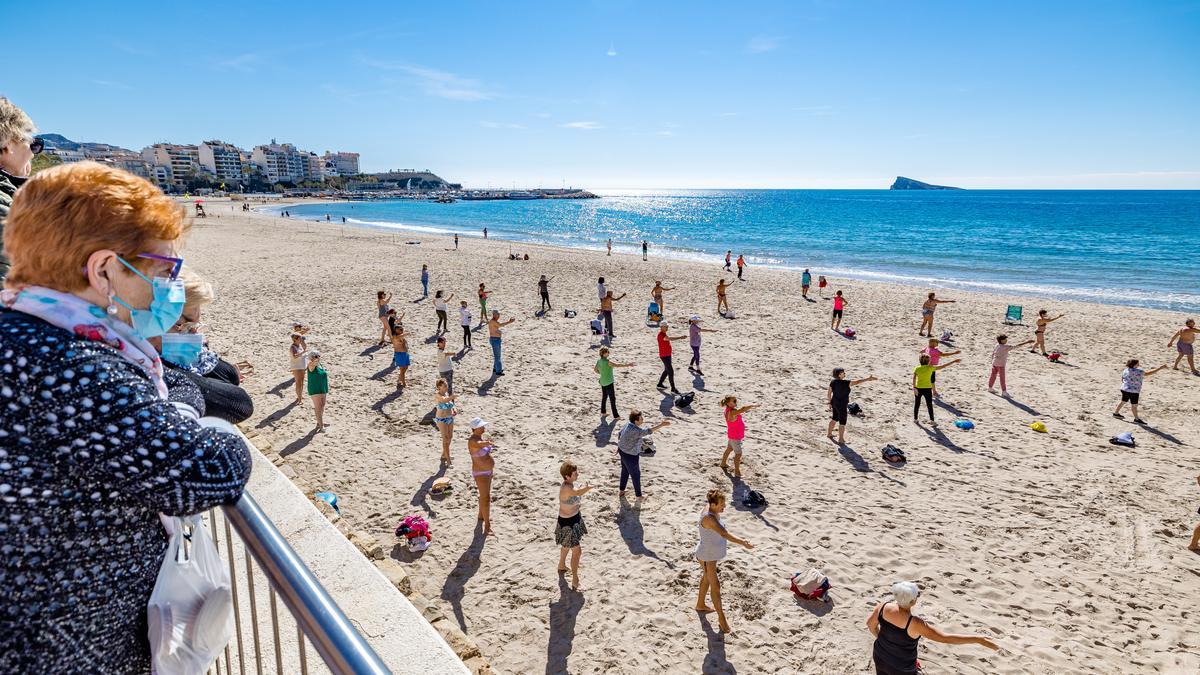 Las playas de Benidorm son cada día, durante la temporada del Imserso, el sitio favorito de jubilados y pensionistas para bailar o hacer gimnasia.