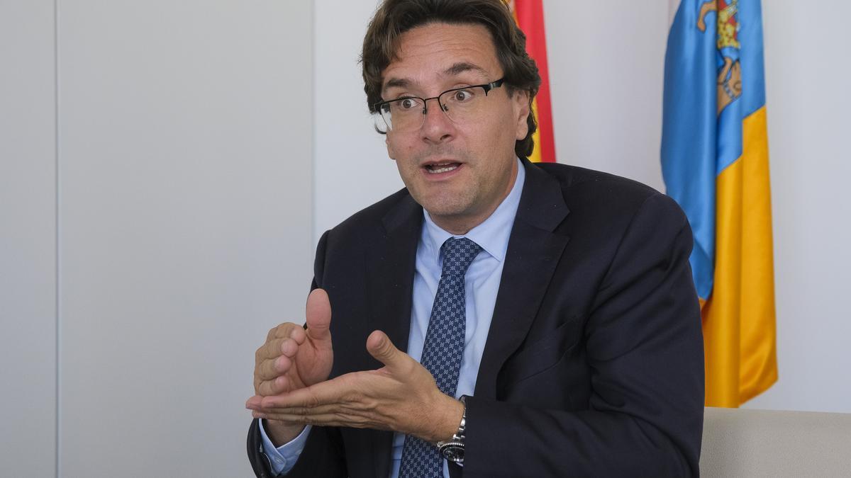 El juez decano de Las Palmas, Juan Avello, en su despacho.