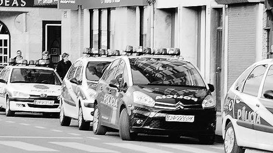 Varios coches patrulla, estacionados en las inmediaciones de la Comisaría de Policía Nacional de Mieres.