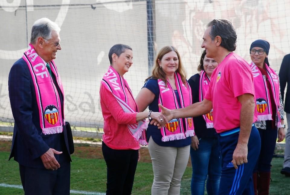 El Valencia, con las camisetas de color rosa.