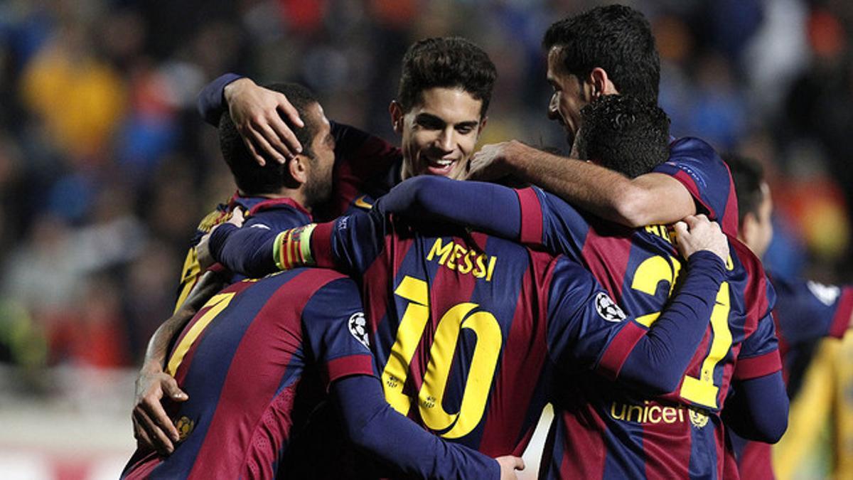 Messi celebra con sus compañeros uno de los tres goles que ha marcado al Apoel en Nicosia
