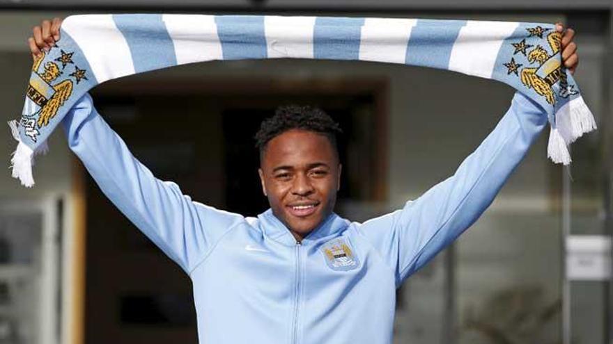 Sterling, con la bufanda del City.