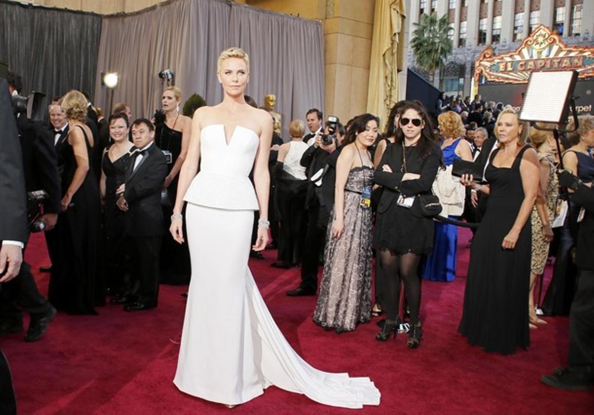 Charlize Theron, enfundada en un espectacular vestit de Dior.