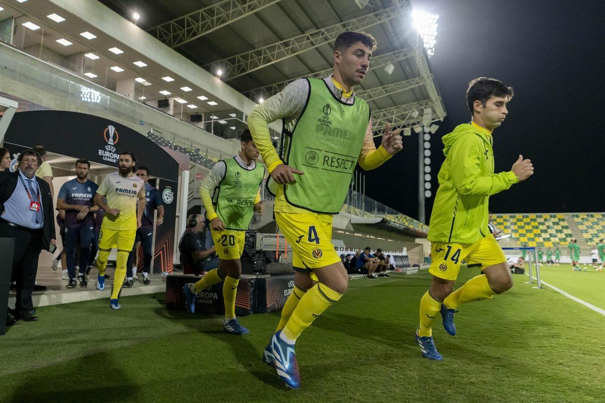 Los jugadores del Villarreal, saltando al rectángulo de juego en Chipre.