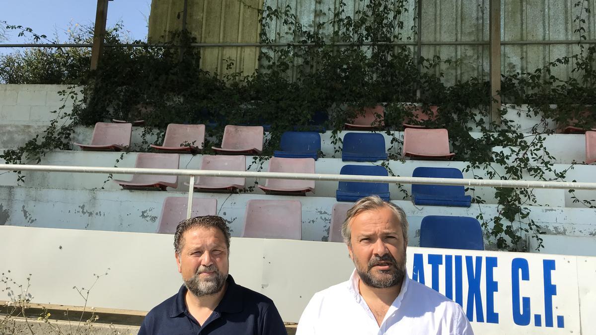 Miguel Medela y Rafael Cuiña, en el campo de fútbol de Vilatuxe.