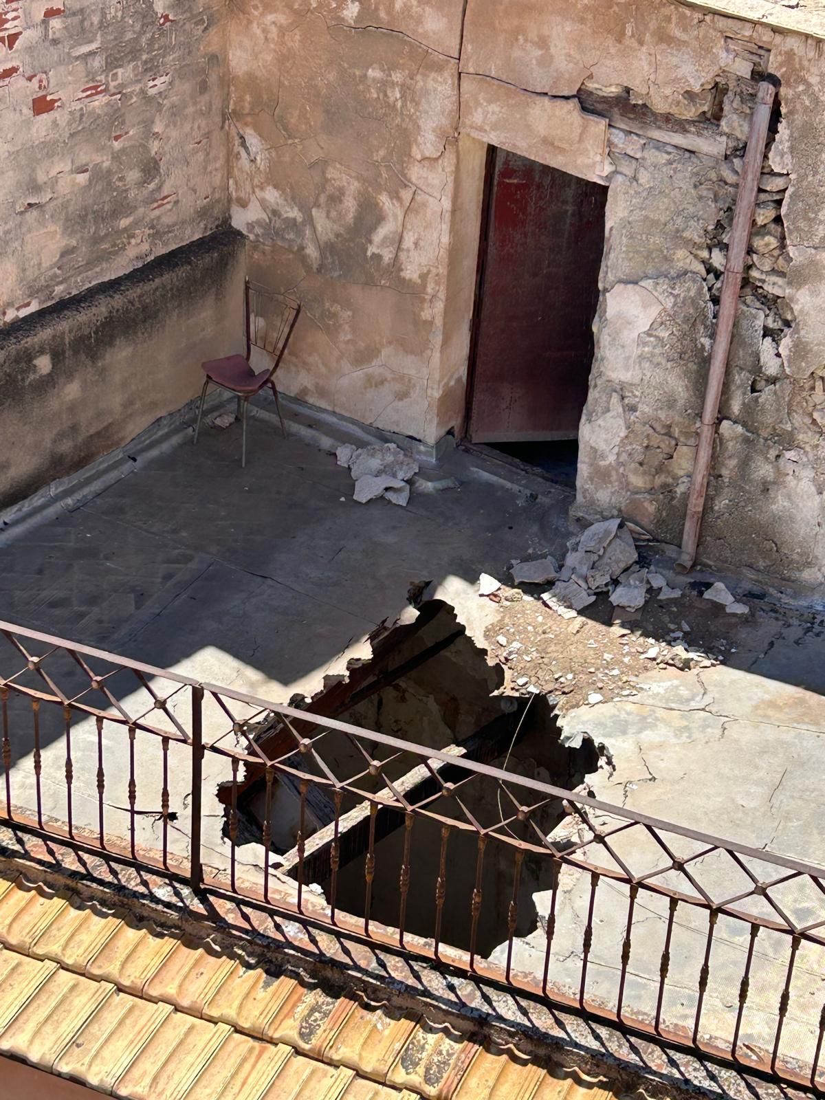 Aspecto de la terraza del edificio con un enorme agujero