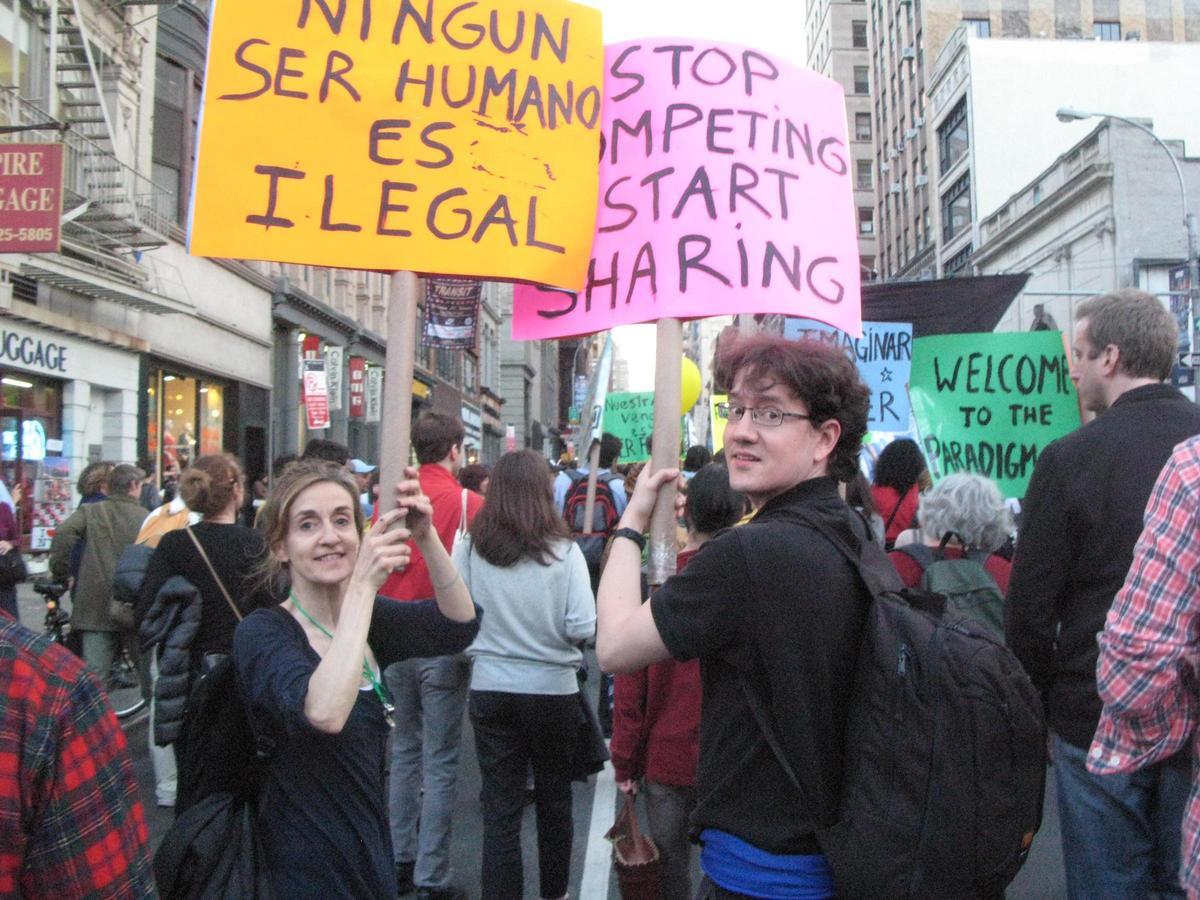 Luis Moreno-Caballud, a la derecha, en una manifestación durante el Ocupa Wall Street.