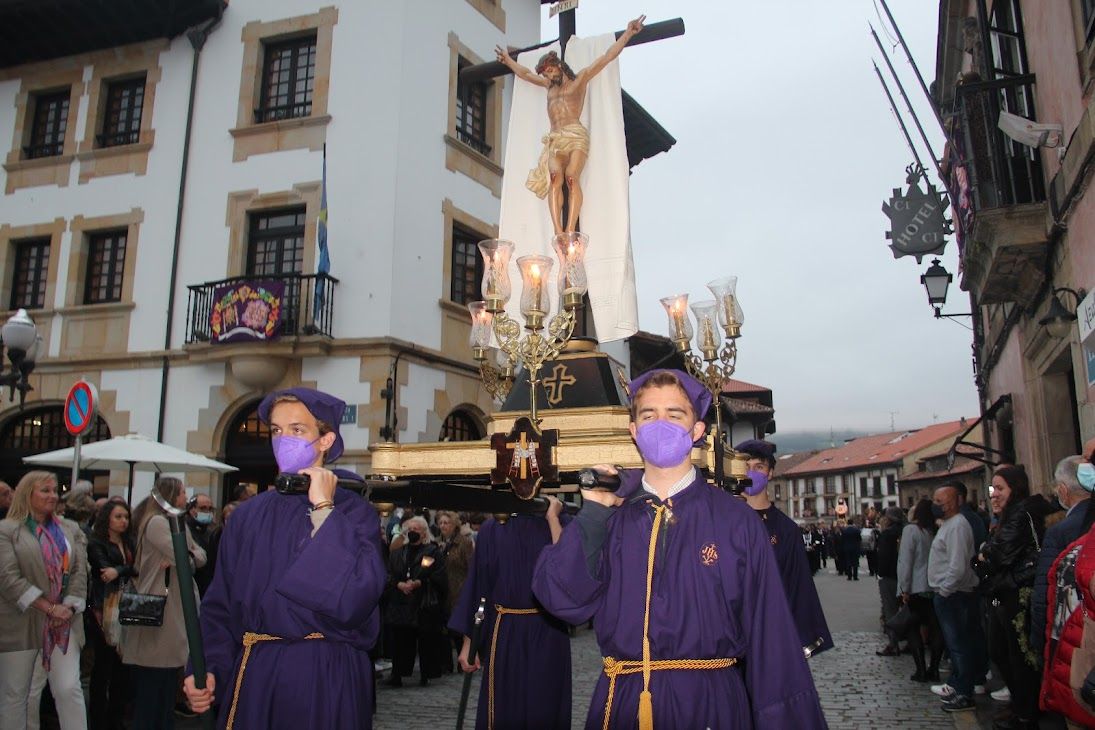 Pasión y devoción en el Desenclavo y en la Procesión del Santo Entierro en Villaviciosa.
