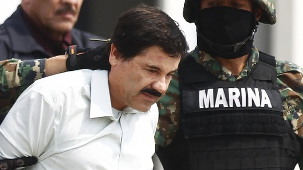 Joaquin 'El Chapo' Guzman, escoltado por soldados tras ser detenido en febrero del 2014