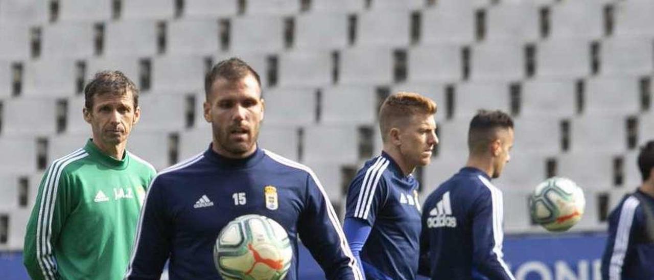 Ortuño, con Ziganda y Mossa detrás, en un entrenamiento en el Tartiere.