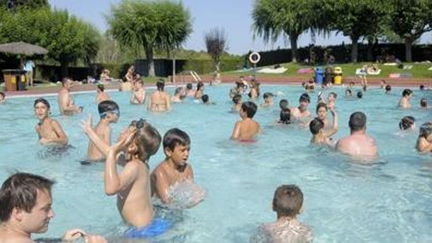 Refrescar-se a la piscina és una bona manera de combatre la calor.