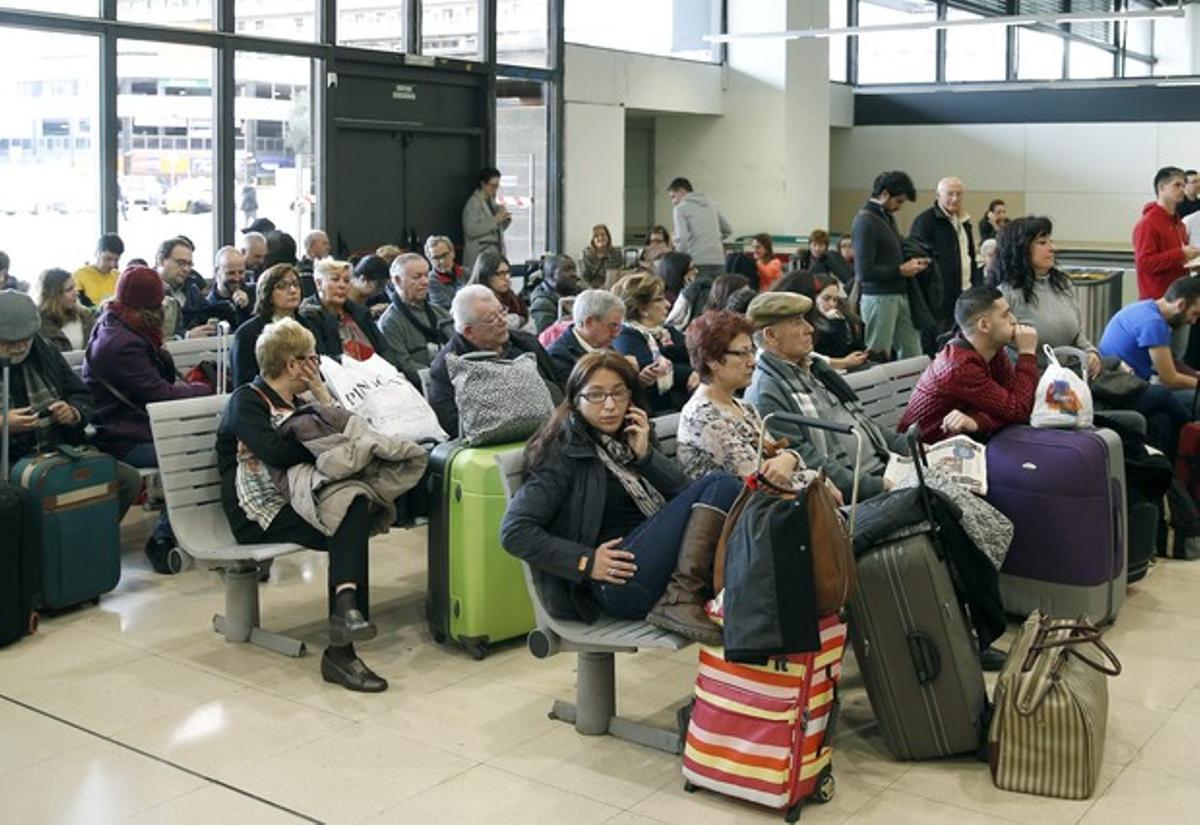 GRA187. BARCELONA, 09/02/2016.- Viajeros esperan en la estación de Sants de Barcelona después de que servicio de trenes haya quedado interrumpido en la red de cercanías de Barcelona desde primera de hora de la mañana ante la presencia de humo en los túneles, provocado por un incendio en una antigua estación. EFE/Andreu Dalmau