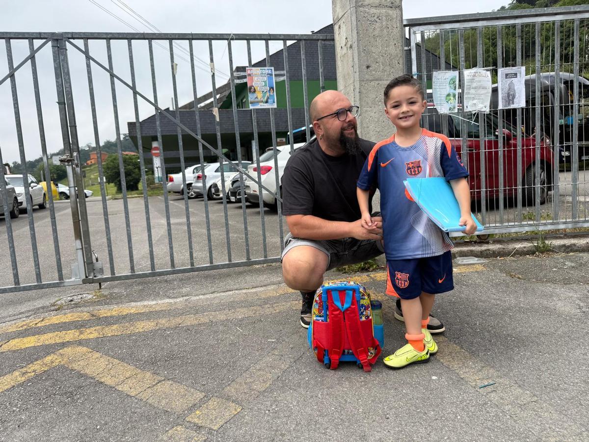 Ignacio Guadalupe y su hijo Alfonso, este viernes, a la salida del colegio.