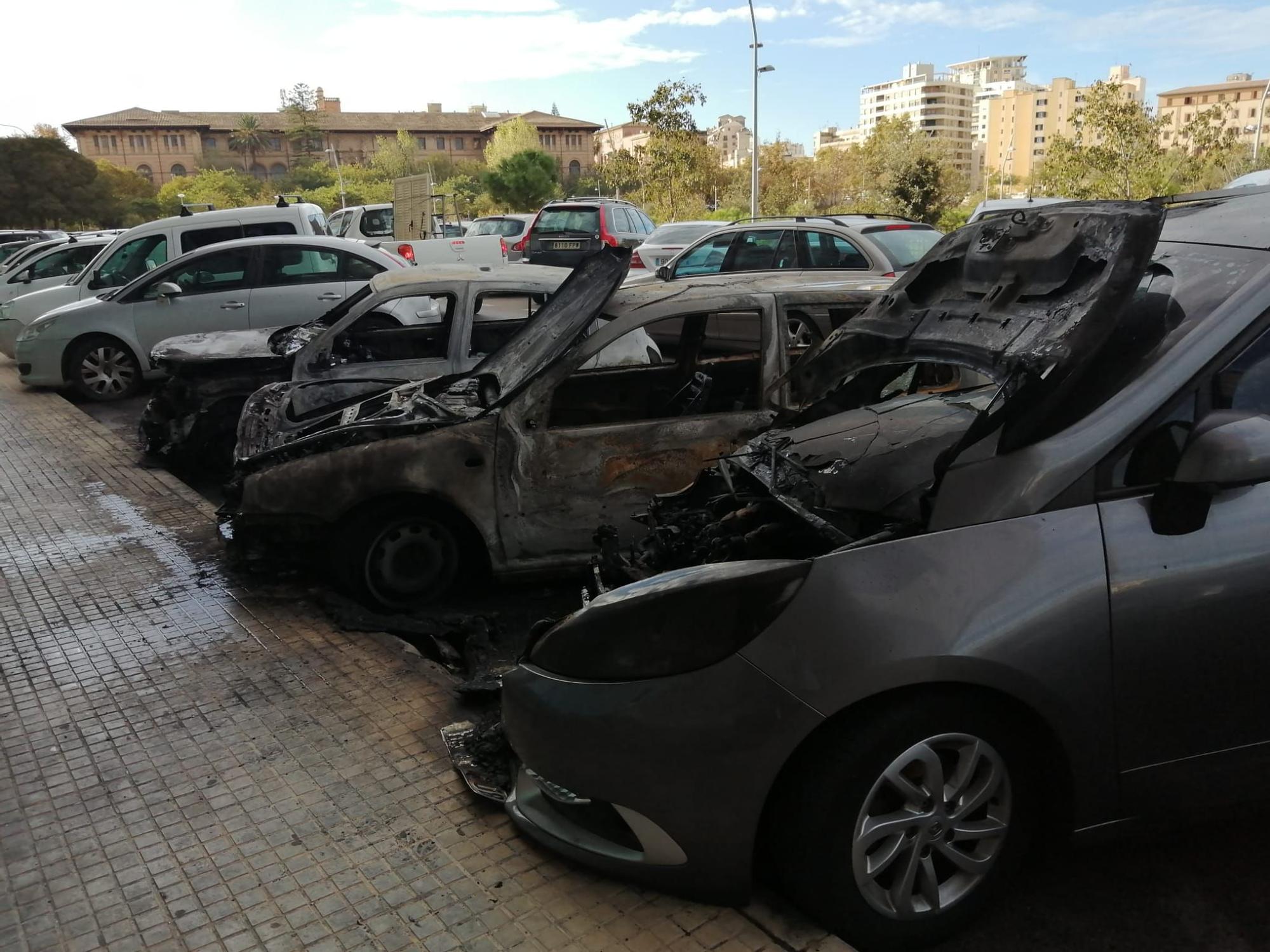 Un incendio destruye tres coches y causa daños en un edificio de Palma