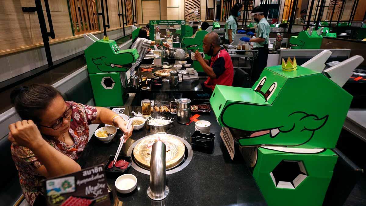 Un restaurante de Bangkok coloca muñecos en las mesas para que se respete la distancia social