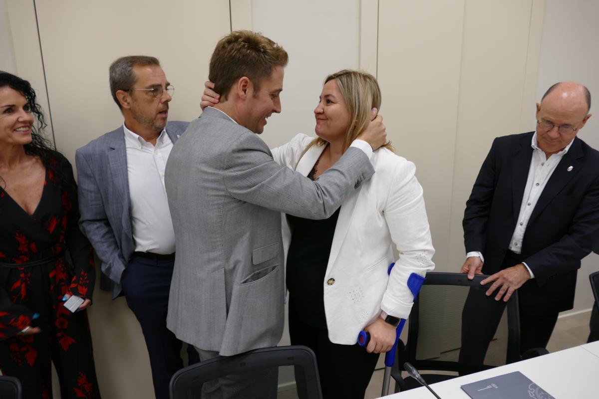 Agnès Lladó felicitant el seu successor a l'alcaldia.