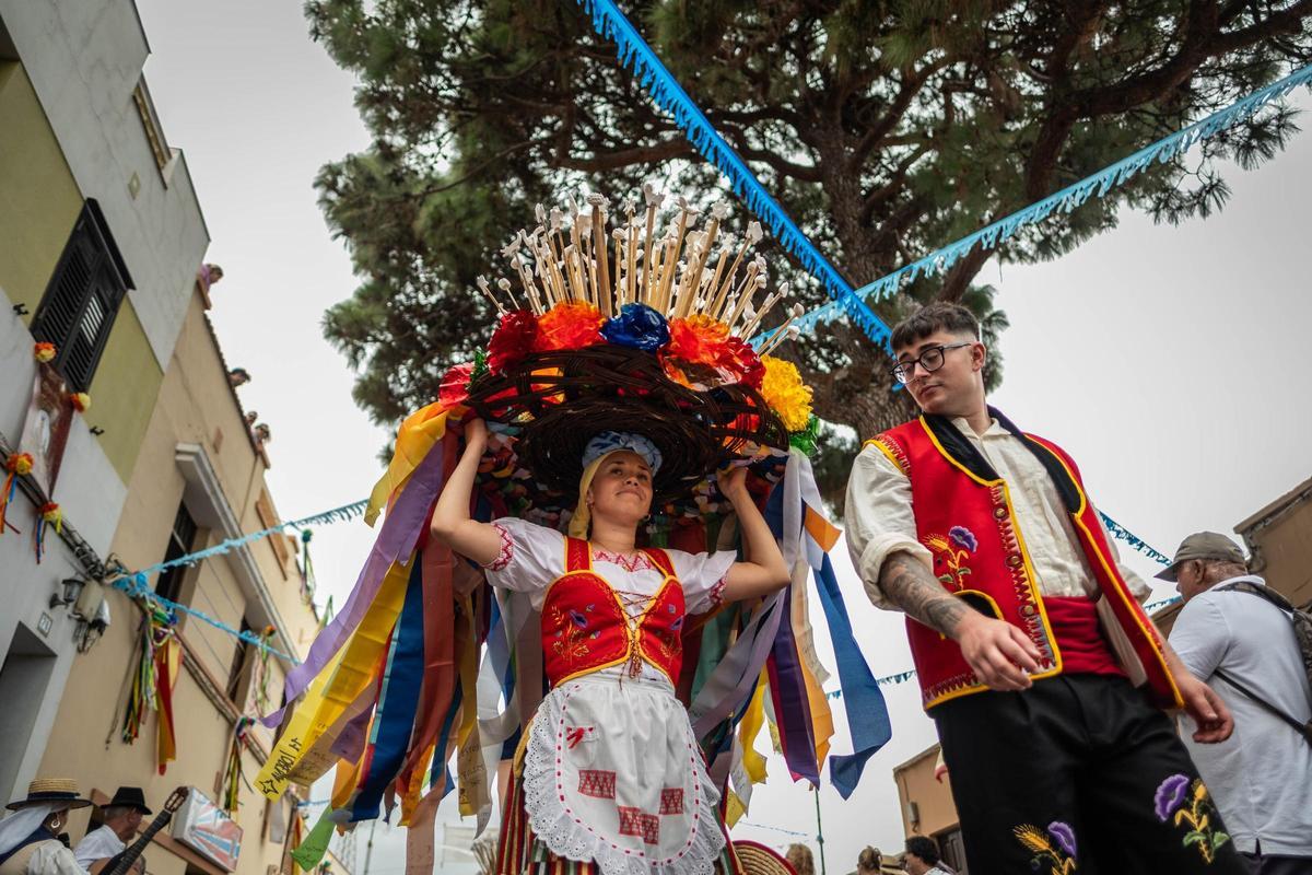 Subida de los cestos y bollos de Santa Bárbara (Icod de los Vinos)