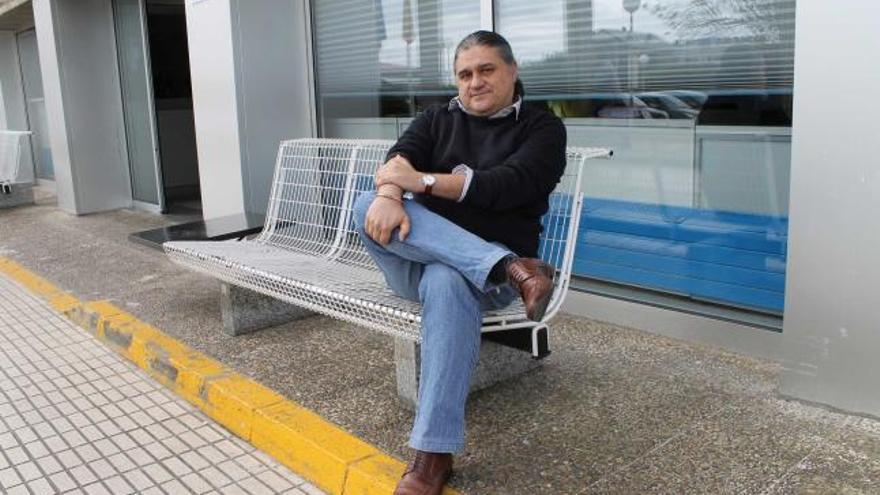 Ricardo de Dios, en la entrada del Hospital Comarcal de Jarrio, en Coaña.