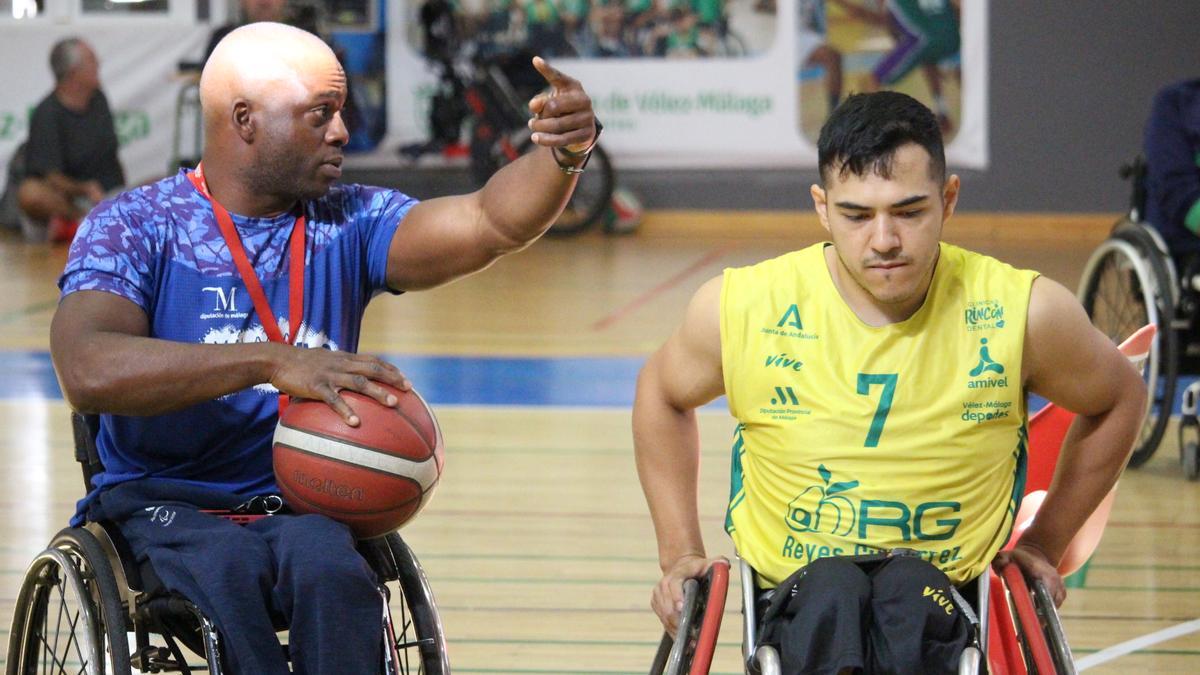 Ademola Orogbemi entrenador de AMIVEL junto a uno de los jugadores