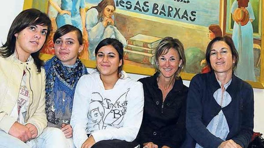 Paula Paz, Raquel Paz y Noemí Rouco, junto a las profesoras Palmira Calvar y Mª González.  // Gonzalo Núñez