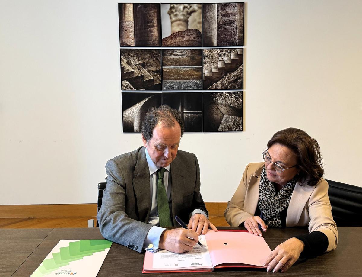 Jaime Alfonsín y Elena Ruiz durante la firma del convenio.