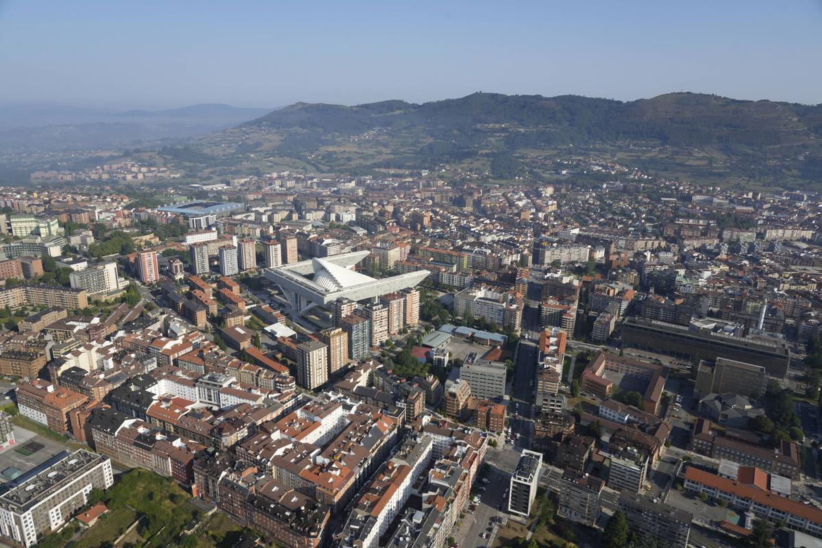 Oviedo con el Palacio de Congresos y Exposiciones en el medio.