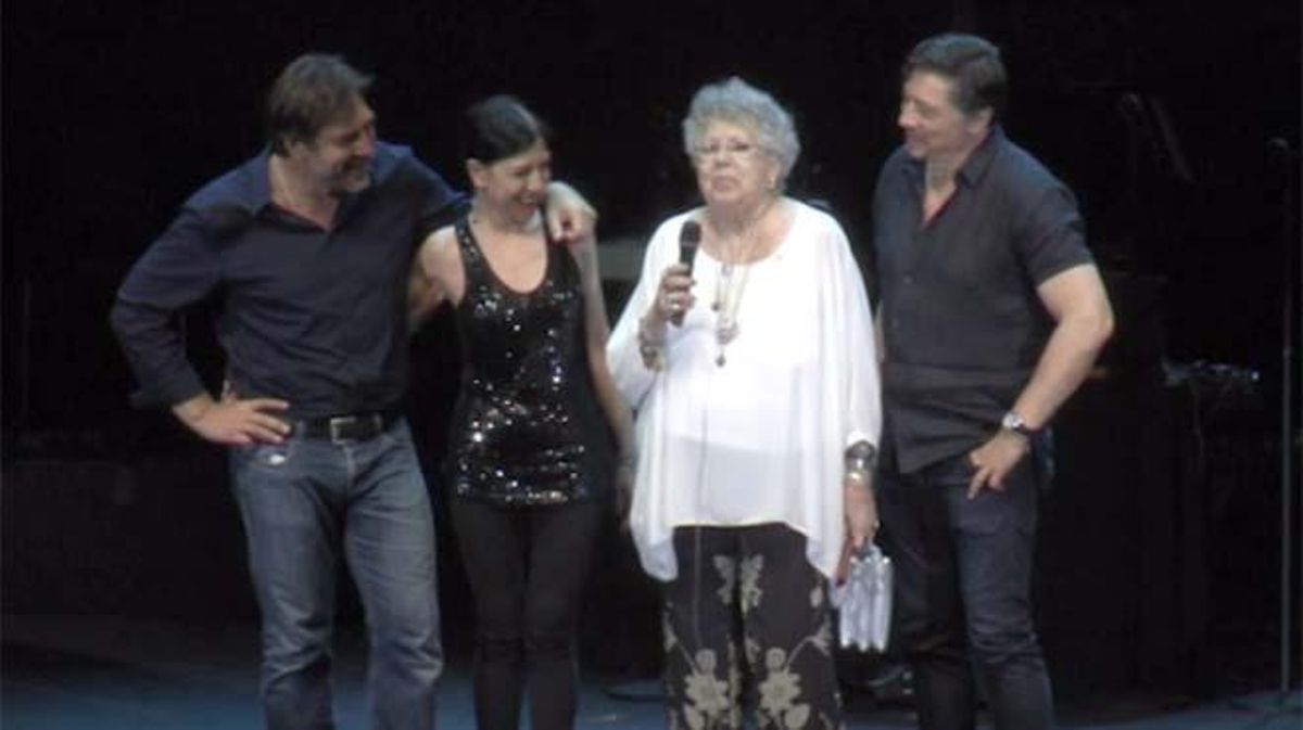 A la festa sorpresa hi van actuar cantants com Joan Manuel Serrat, Víctor Manuel, Ana Belén i Miguel Ríos.