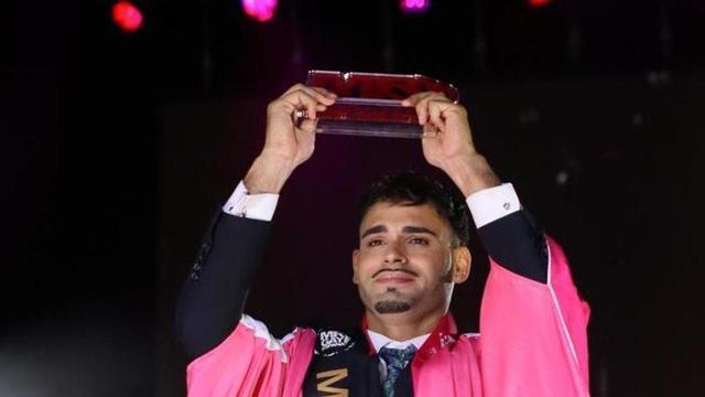 Kevin Carrera tras alzarse con el premio de Mr Gay España 2026.