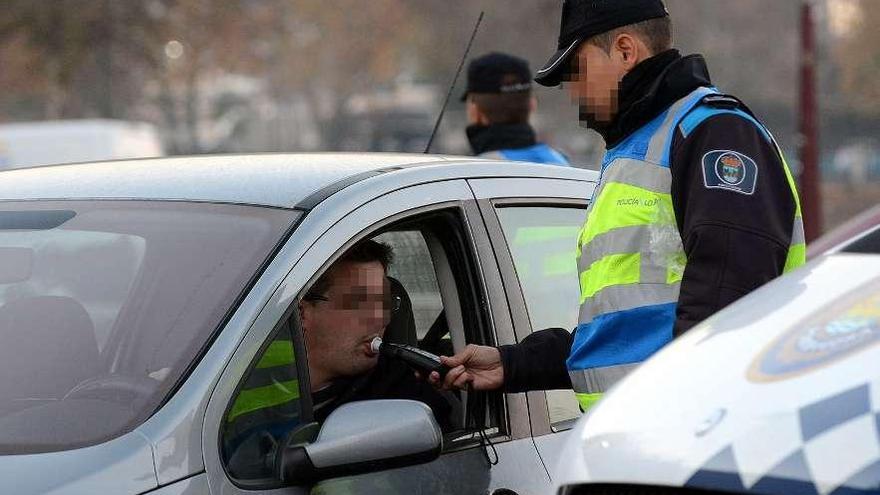 Un agente de la Policía Local realiza una prueba a mediodía un día laborable en el Paseo de Colón.  // R. V.