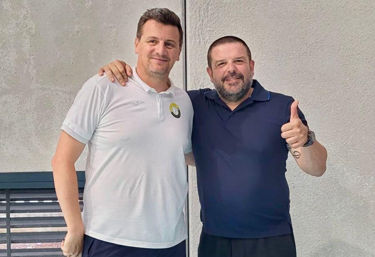 El nuevo entrenador junto al secretario del CV Real de Gandia