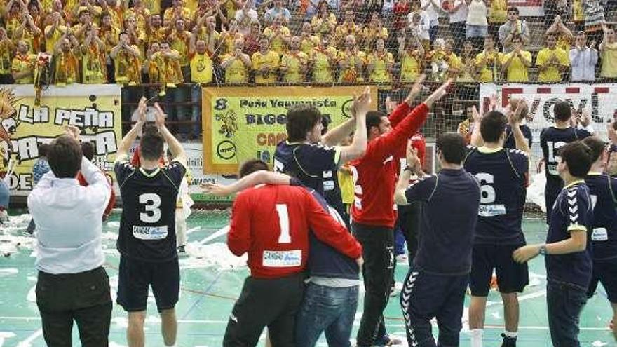 Los jugadores cangueses aplauden al final del choque. // Diario de Burgos