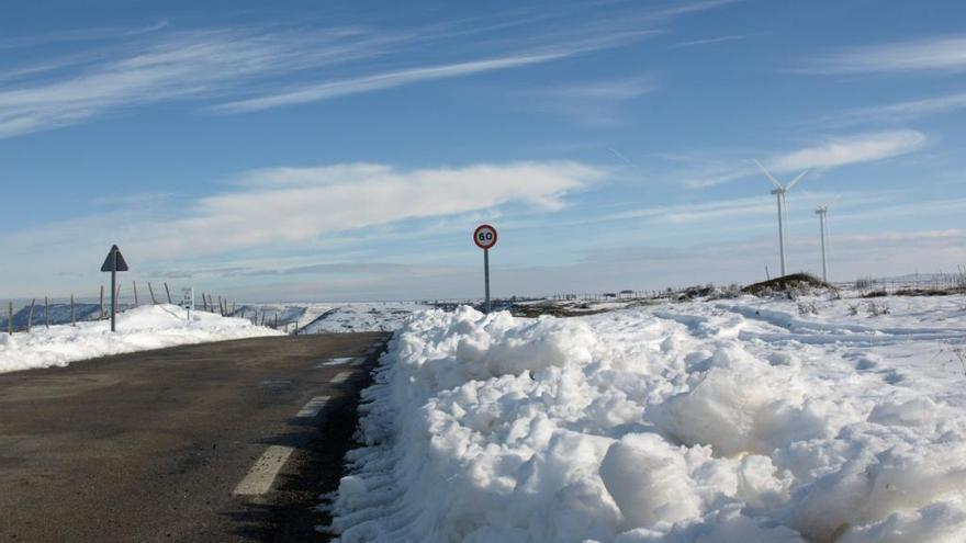 Carretera en Burgos con presencia de nieve en la cuneta.