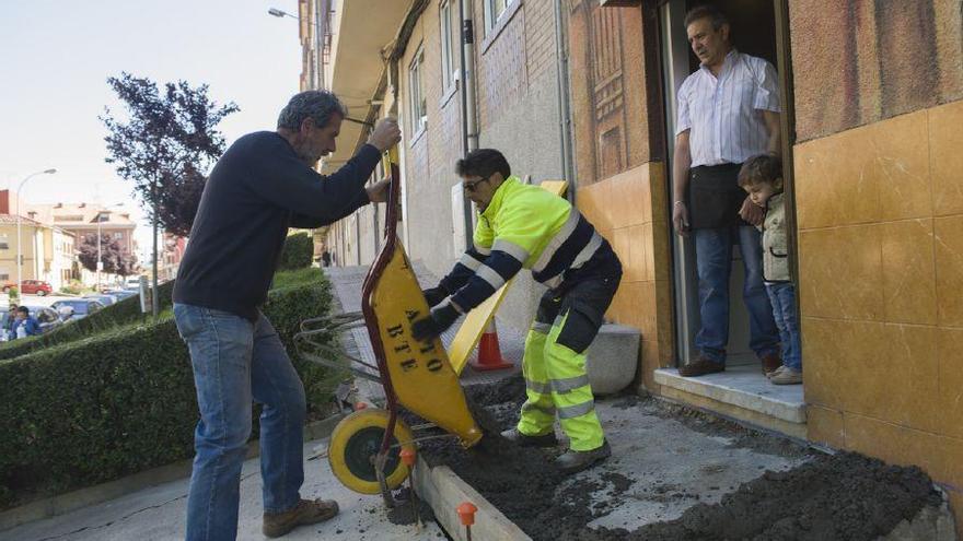 El alcalde de Benavente, Juan Dúo, construye una rampa para evitar caídas