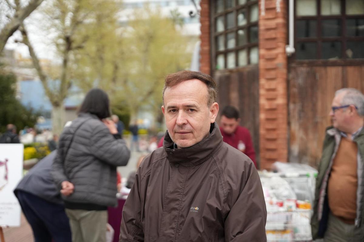 Rafael Carballo, miembro del comedor de San Vicente de Paúl, durante la recogida de alimentos en el paseo de San Francisco de Badajoz.