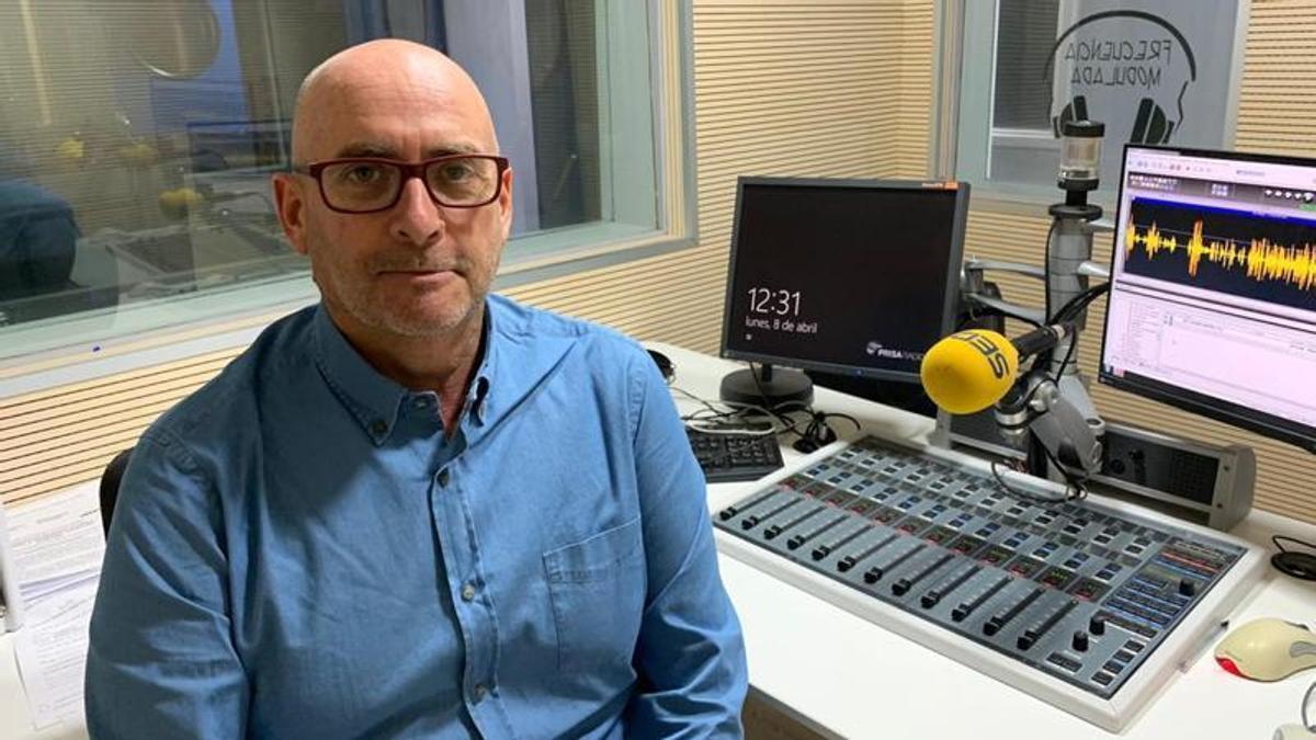 Juan Carlos Castañeda en el estudio de Radio Club Tenerife.