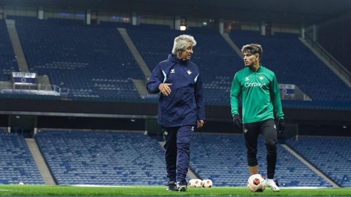Abde junto a Pellegrini en un entrenamiento