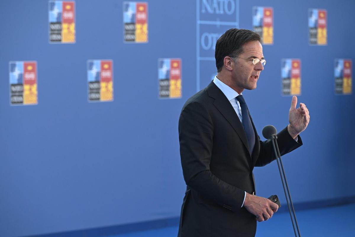 MADRID, 29/06/2022.- El primer ministro de Países Bajos, Mark Rutte, interviene a su llegada a la primera jornada de la cumbre de la OTAN que se celebra este miércoles en el recinto de Ifema, en Madrid. EFE/ Fernando Villar