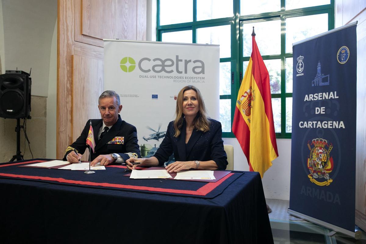 Firma del Protocolo General de Actuación entre la consejera de Empresa, Empleo y Economía Social, Marisa López Aragón y el almirante jefe del Arsenal de Cartagena, Alejandro Cuerda