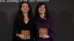 Las autoras Ana Merino y Laia Aguilar, ganadoras del Nadal y el Pla, respectivamente, ayer en el Hotel El Palace de Barcelona