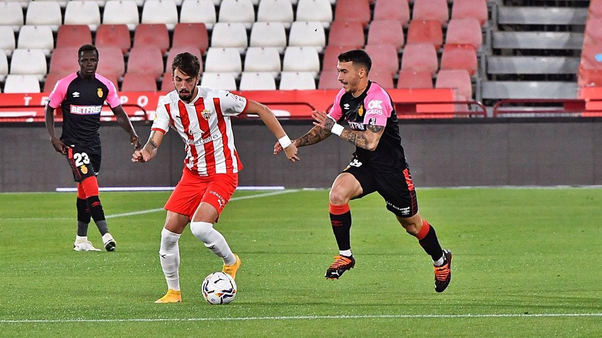 Antonio Sánchez presiona a un rival durante el encuentro de ayer en Almería.