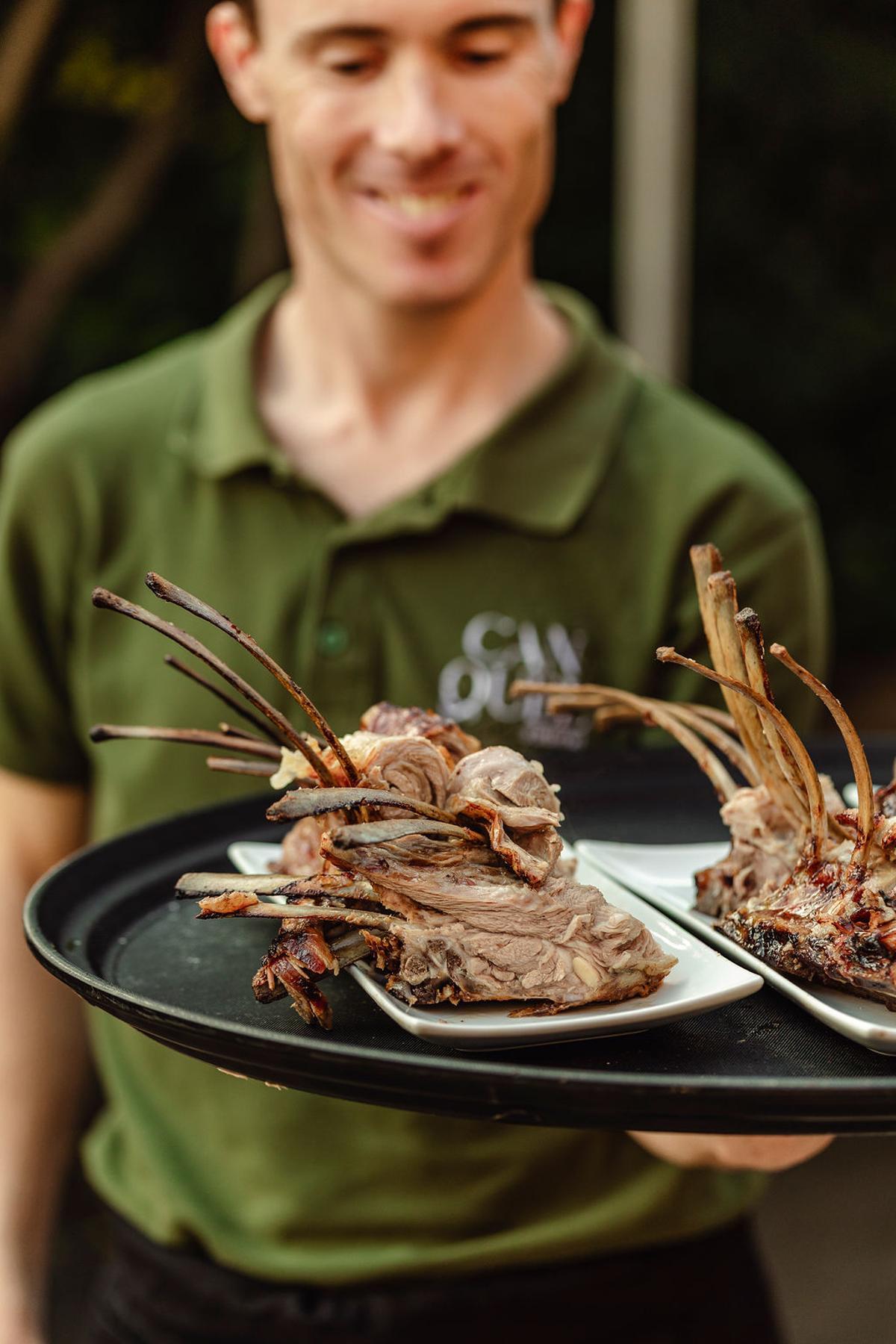 Una plata amb xai a punt de ser menjat.