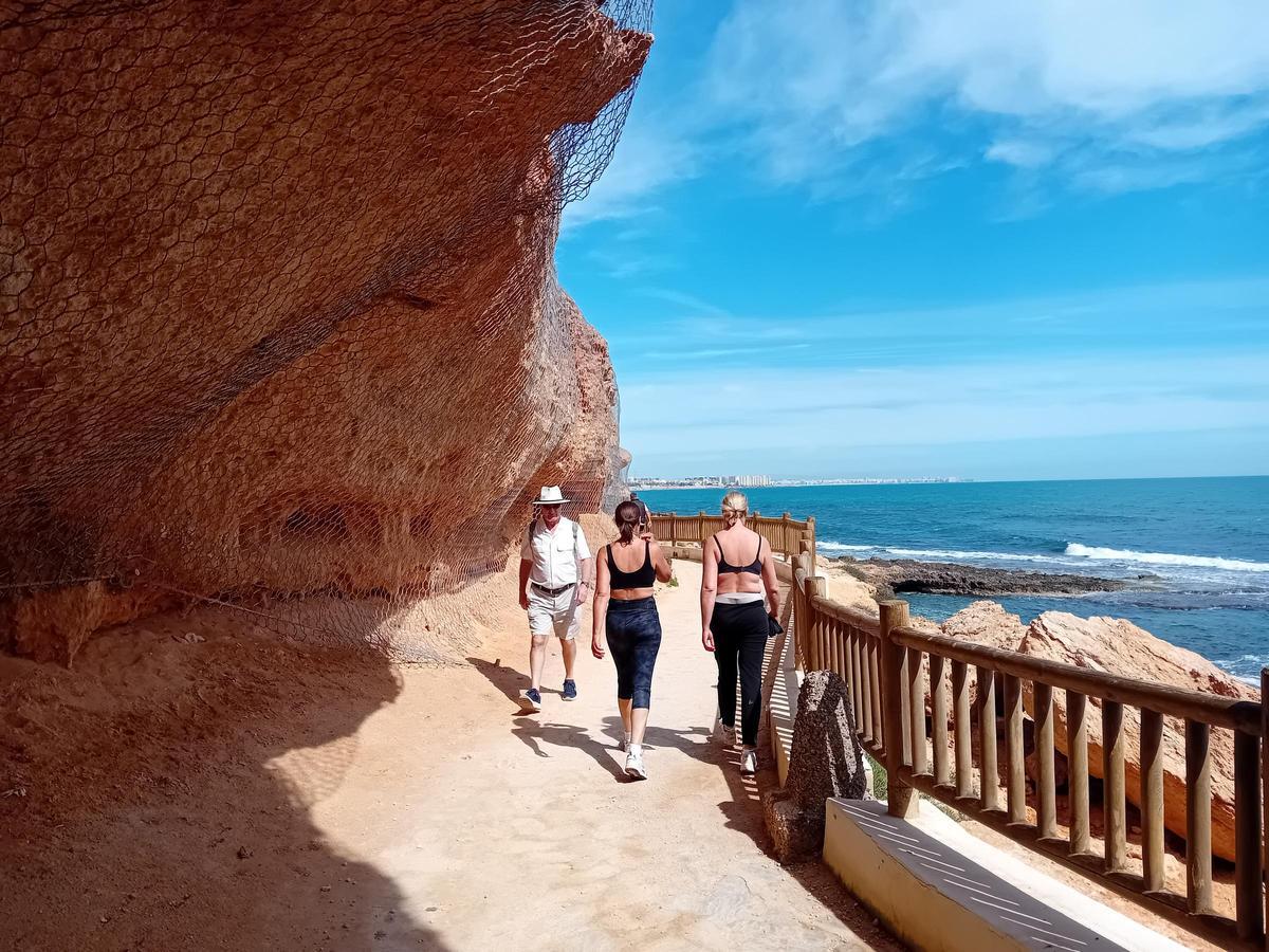 Dos tramos del Sendero Azul de Orihuela Costa "cortados": peligro de derrumbe