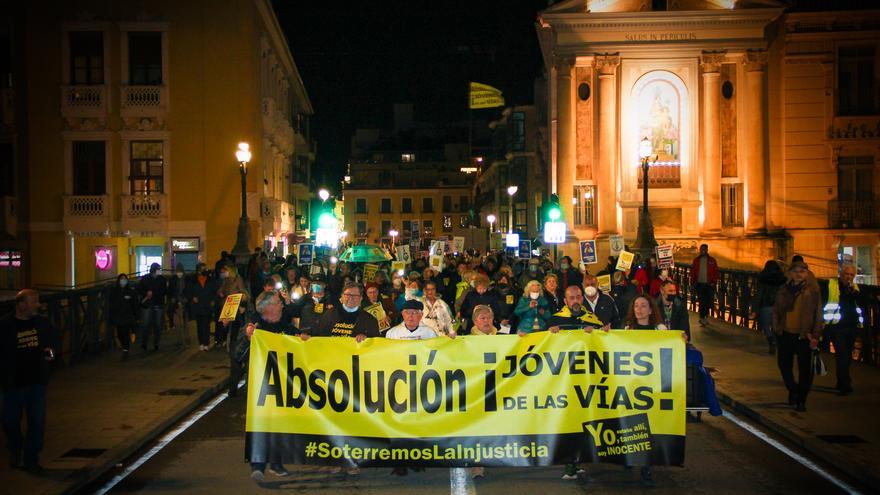 Absolución para los jóvenes de las vías