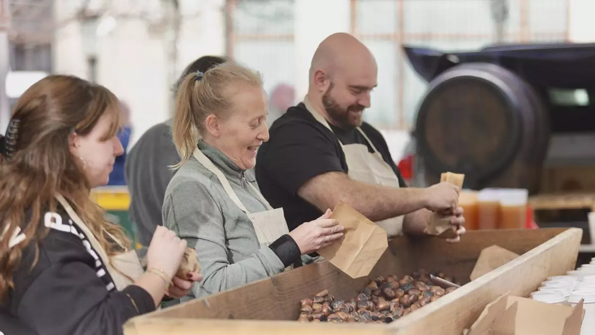 El amagüestu más mundial está en Oviedo: La Balesquida reparte castañas a chinos y estadounidenses