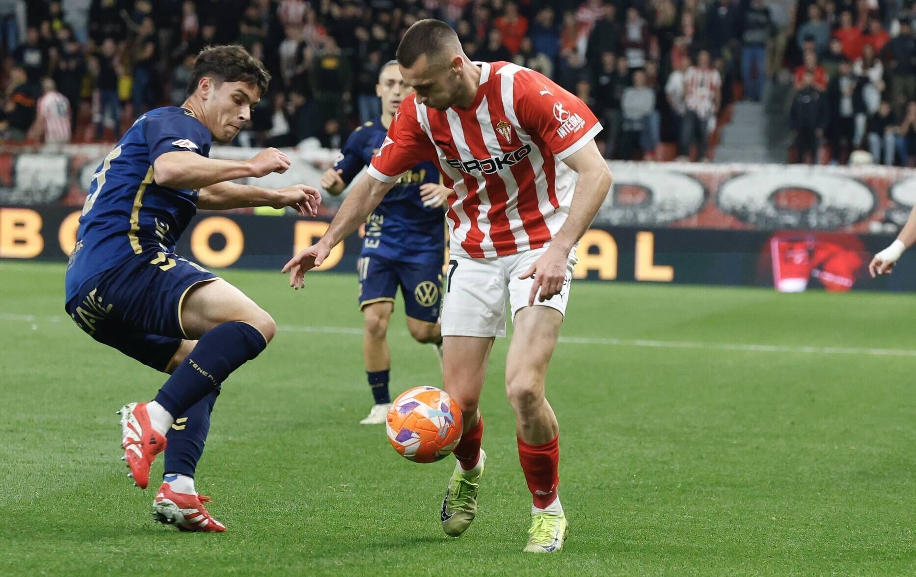EN IMÁGENES: El Sporting - Tenerife disputado en El Molinón