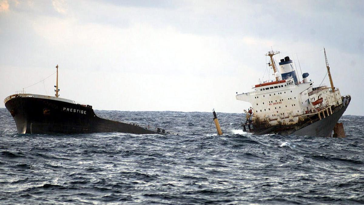 El Prestige partido en dos, en una fotografía tomada desde la Fragata &quot;Baleares&quot; de la Armada Española