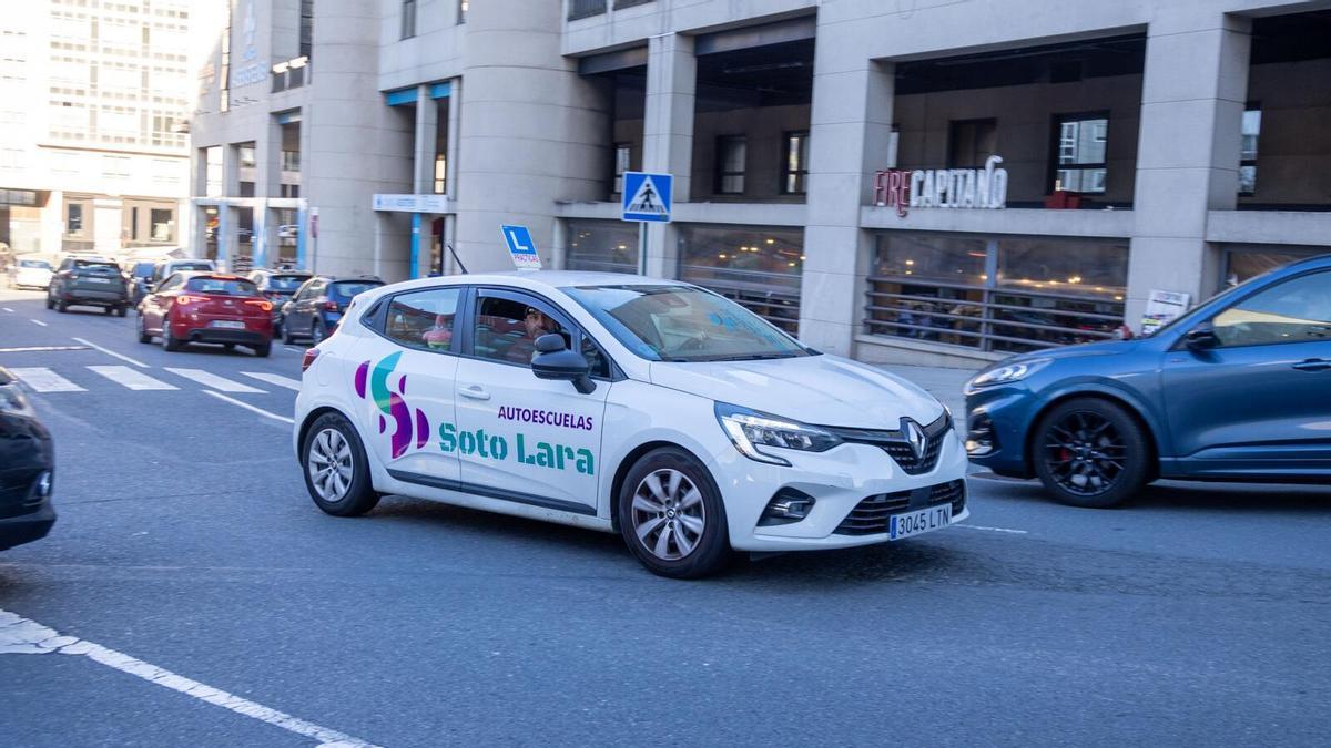 La odisea de realizar prácticas de autoescuela en A Coruña: listas de espera de seis meses y efecto embudo por los exámenes