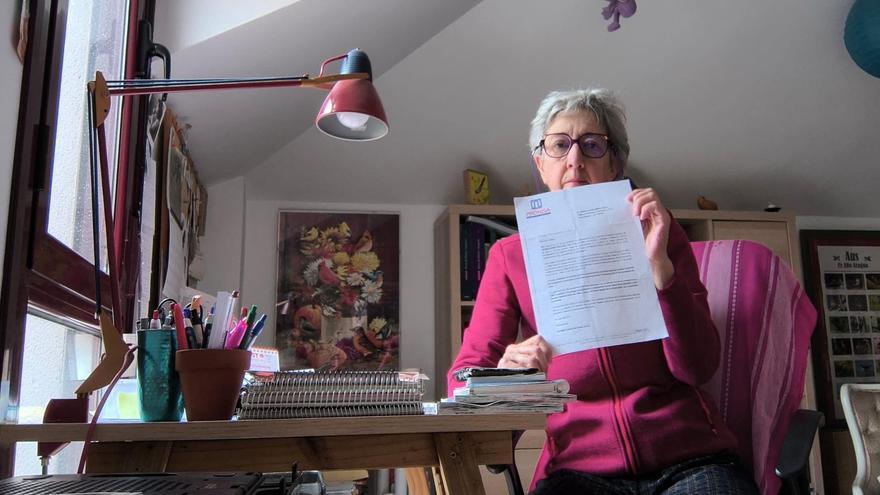 María Jesús Arnal, en su casa, con la carta que recibió de la promotora informando de la subida del alquiler.