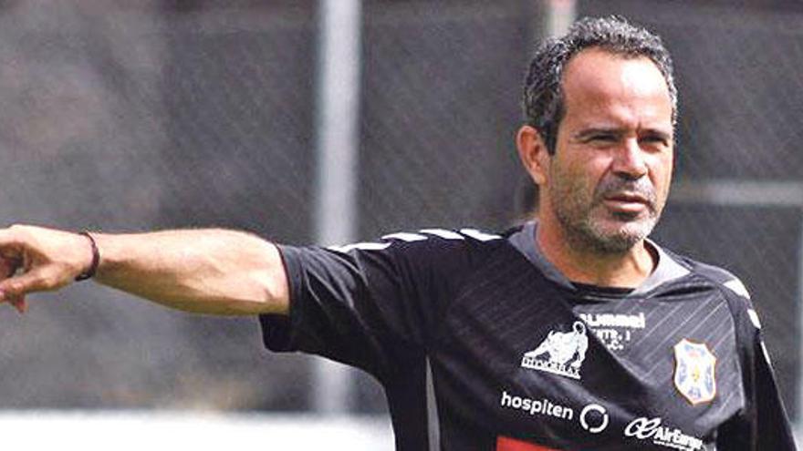 Álvaro Cervera en un entrenamiento con el Tenerife.