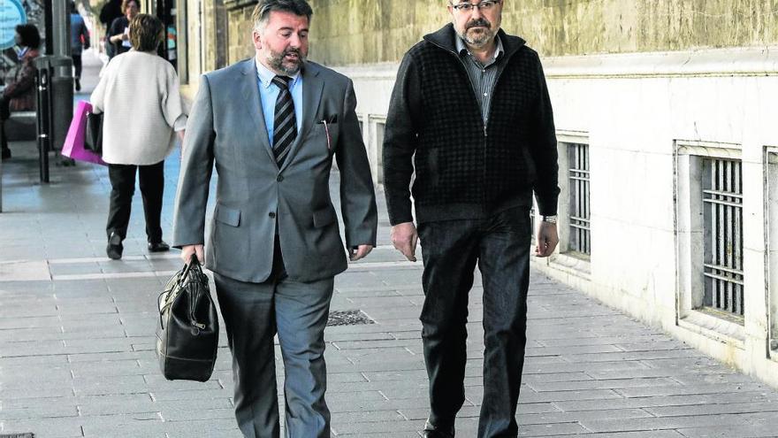 Pablo Escribá, derecha, con su abogado Santiago Fiol en los juzgados.